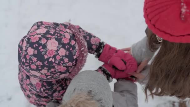 Semester, spel, familj koncept - and mo autentisk Närbild grupp människor barn stack händerna sätta handflator tillsammans, goda varma relationer, stöd, förtroende teambuilding i kallt vinterväder utomhus — Stockvideo