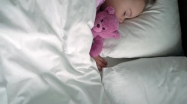 Üst düzey, otantik, beyaz, beyaz, anaokulu erkek kardeşleri, mavi pijamalı kız ve erkek çocukları beyaz yatakta oyuncak ayıyla uyurlar. çocuk istirahati, bakım, ilaç ve sağlık, çocukluk, yaşam konsepti