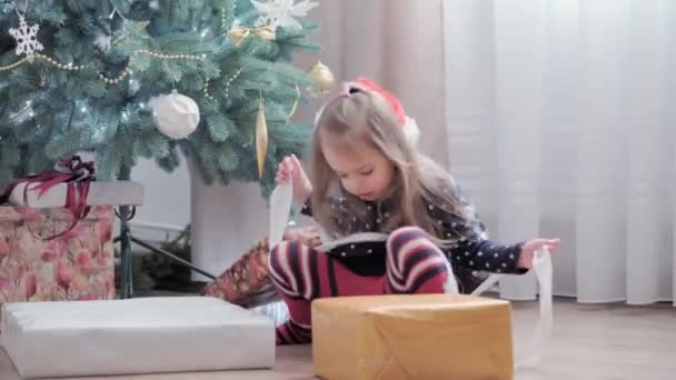 Autentyczne szczęśliwy Joy dzieci otwarte pudełko z prezentami radować się przez choinkę zabawy razem. Dzieci w wieku przedszkolnym świętują Nowy Rok świąteczną atmosferę w domu. Zima, wakacje, Koncepcja rodziny — Wideo stockowe