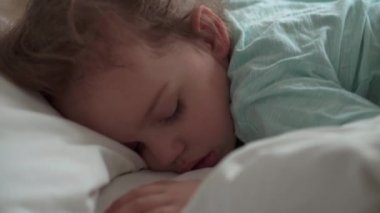 Otantik portre, beyaz yatakta oyuncak ayıyla uyuyan, beyaz, beyaz, beyaz, beyaz, beyaz, beyaz, beyaz, beyaz, beyaz, beyaz, beyaz, beyaz, beyaz, beyaz, beyaz, beyaz, beyaz, beyaz, beyaz, beyaz, beyaz, beyaz, beyaz, beyaz, beyaz bir bebek. Çocuk öğle yemeği vakti dinleniyor. bakım, ilaç ve sağlık, çocukluk, yaşam konsepti