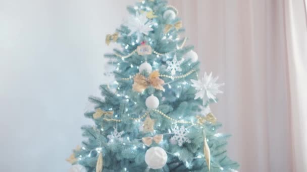 Auténtico lindo feliz alegría regordete niña con sombrero de santa y vestido rojo sonrisa jugar divertirse celebrando ambiente festivo año nuevo cerca del árbol de Navidad en casa. Infancia, día de fiesta, concepto de invierno — Vídeos de Stock