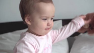 Otantik beyaz portre, pembe uykulu küçük tombul kız bebek ya da beyaz yatakta tatlı tatlı gülümseyen ve somurtan kameraya bakarak uyanan oğlan. Çocuk bakımı, Çocukluk, Ebeveynlik, hayat konsepti