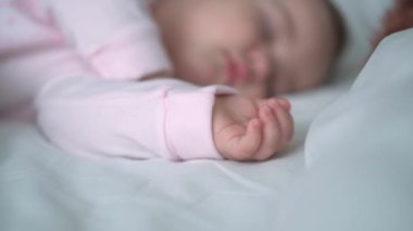 Otantik portre, beyaz yatakta oyuncak ayıyla pembe uykuda olan beyaz, beyaz, küçük, beyaz, tombul bir bebek bebek ya da oğlan. Çocuk öğle yemeği vakti dinleniyor. Bakım, Uyuyan Çocuk, Çocukluk, Ebeveynlik, Hayat Konsepti