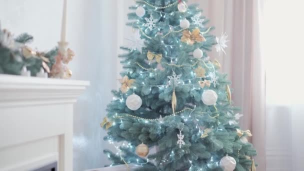 Auténtico lindo feliz alegría regordete niña con sombrero de santa y vestido rojo sonrisa jugar divertirse celebrando ambiente festivo año nuevo cerca del árbol de Navidad en casa. Infancia, día de fiesta, concepto de invierno — Vídeo de stock