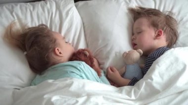 Otantik portre, beyaz yatakta oyuncak ayıyla uyuyan, beyaz, beyaz, beyaz, beyaz, beyaz, beyaz, beyaz, beyaz, beyaz, beyaz, beyaz, beyaz, beyaz, beyaz, beyaz, beyaz, beyaz, beyaz, beyaz, beyaz, beyaz, beyaz, beyaz, beyaz, beyaz bir bebek. Çocuk öğle yemeği vakti dinleniyor. bakım, ilaç ve sağlık, çocukluk, yaşam konsepti