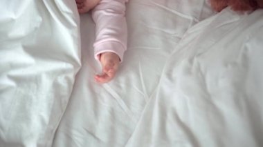 Otantik portre, beyaz yatakta oyuncak ayıyla pembe uykuda olan beyaz, beyaz, küçük, beyaz, tombul bir bebek bebek ya da oğlan. Çocuk öğle yemeği vakti dinleniyor. Bakım, Uyuyan Çocuk, Çocukluk, Ebeveynlik, Hayat Konsepti