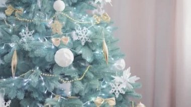 Otantik, mutlu Joy çocukları, Noel ağacı oyununun sevinci ile kutuları açarlar. Birlikte iyi eğlenceler. Anaokulundaki küçük çocuklar evde yeni yılı kutluyorlar. Kış, tatil, aile kavramı