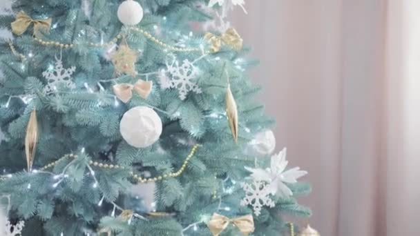 Authentieke vrolijke Joy kinderen open doos met geschenken vreugde door kerstboom spelen veel plezier samen. Kleuterkleuters vieren oudejaarsavond thuis. Winter, vakantie, Familie concept — Stockvideo