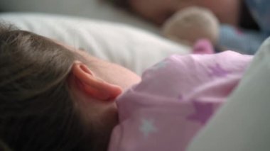 Otantik portre şirin beyaz anaokulu kardeşleri mavi pijamalı kız ve erkek bebek beyaz yatakta oyuncak ayıyla uyuyorlar. çocuk istirahati, bakım, ilaç ve sağlık, çocukluk, yaşam konsepti