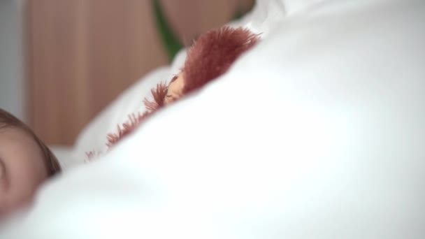 Autentico ritratto carino caucasico neonato paffuto bambina o ragazzo nel sonno rosa con orsacchiotto sul letto bianco. bambino che riposa all'ora di pranzo. cura, Bambino che dorme, Infanzia, Genitorialità, concetto di vita — Video Stock