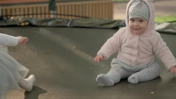 Lente, Sport, Vakantie, Familie, Jeugd - Slow motion Drie vrolijke peuter kleuter kleuterschool broers en zussen Kinderen tweeling kinderen spelen plezier springen ballen op trampoline buiten zonnige avond zonsondergang in park — Stockvideo