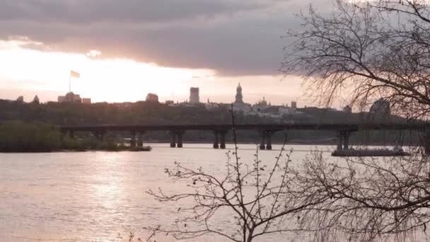 El barco grúa navega en el río al atardecer. Barco flotante en el río Dniepr Kiev Spring. Velas de carga en el lago Calma. Barcaza con grúa flota en Kiev Ucrania. — Vídeo de stock