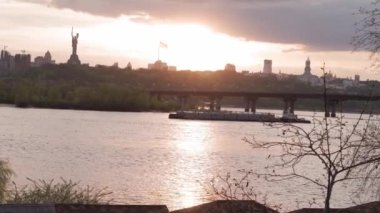 Gün batımında Turna Gemisi Nehirde Yelken Açar. Dinyeper Nehri 'ndeki tekne şamandırası Kiev Baharı. Sakin Göl 'de Kargo Yelkenleri. Kiev Ukrayna 'da Turna Yüzen Mavna.