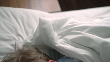 Üst düzey, otantik, beyaz, beyaz, anaokulu erkek kardeşleri, mavi pijamalı kız ve erkek çocukları beyaz yatakta oyuncak ayıyla uyurlar. çocuk istirahati, bakım, ilaç ve sağlık, çocukluk, yaşam konsepti