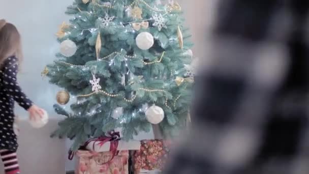 Autentické šťastné Joy děti otevřené krabice s dárky radujte se vánoční strom hrát bavit společně. Děti z předškolního batolete oslavují novoroční sváteční atmosféru doma. Zima, dovolená, Rodinný koncept — Stock video
