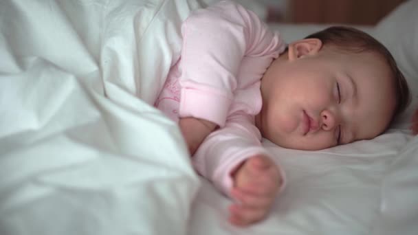 Retrato autêntico bonito caucasiano pequeno bebê gordinha menina ou menino em sono rosa com ursinho de pelúcia na cama branca. criança descansando na hora do almoço. cuidado, criança adormecida, Infância, Paternidade, conceito de vida — Vídeo de Stock