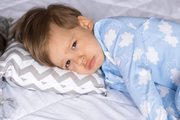 Maison, confort, enfance, insomnie, insomnie, doux rêve- peu triste authentique tout-petit frère enfant garçon en pyjama mensonge repos ne peut dormir sur les oreillers de lit avec les yeux ouverts douce humeur confortable et somnolente — Photo