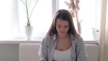 Tabletli mutlu hamile bir kadın, cep telefonuyla arkadaşlarıyla sohbet ederek kocasıyla akıllı telefonlardan iletişim kuruyor. gebelik, teknoloji, tıp