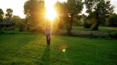 Yaz, tatil, doğa, mutlu aile, çocukluk, babalık günü - Anaokulu çocuk babasıyla çocuk uçağa binip kanat çırpmaca oynuyor. İyi eğlenceler.