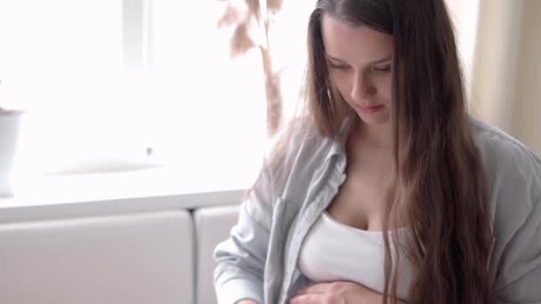 Embarazo, maternidad, personas, concepto de expectativa - mujer embarazada feliz tocando su barriga en la cama en casa caricias madre desnuda barriga grande con las manos, en la habitación de luz en el día de verano soleado — Vídeo de stock