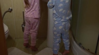 Portre mutlu, şirin, anaokulu şakaları. Çocuklar tuvalette dişlerini fırçalıyorlar ve gülümsüyorlar. Çocuklar günlük sağlık hizmeti rutini. Beyaz çocuklar evde aynaya bakarak yıkanırlar. Yaşam biçimi