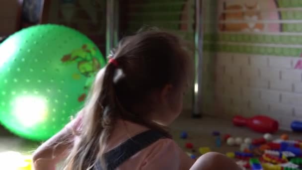 Pequeños hermanos preescolares niños sentados en el suelo con juguetes en la habitación de los niños. chicos están jugando con constructor en la sala de juegos. los niños han pasado un rato divertido en casa. Infancia, amistad, concepto de desarrollo — Vídeos de Stock