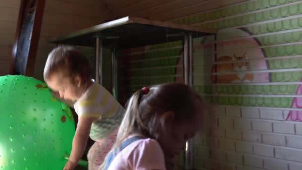 Petits enfants d'âge préscolaire frères et sœurs assis sur le sol avec des jouets dans la chambre des enfants. les gars jouent avec le constructeur dans la salle de jeux. Les enfants ont passé du bon temps à la maison. Enfance, amitié, concept de développement — Video