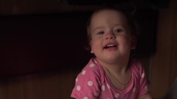 Primo piano di carino felice bambino caucasico bambino sorridente bambina o ragazzo pagando e saltando con la mamma in treno di velocità in estate. cchildhood, trasporto, viaggio, strada, ferrovia, concetto di comnicazione. — Video Stock