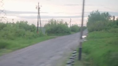 Ulaşım, seyahat, yol, demiryolu, manzara, yakınlaşma konsepti - yazın günbatımından önce gün batımından önce araba ve ormanla birlikte güzel doğa yolu manzarası üzerinde hız treninin penceresinden manzara