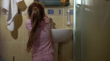 Portre mutlu, şirin, anaokulu şakaları. Çocuklar tuvalette dişlerini fırçalıyorlar ve gülümsüyorlar. Çocuklar günlük sağlık hizmeti rutini. Beyaz çocuklar evde aynaya bakarak yıkanırlar. Yaşam biçimi