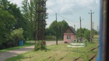 Arabası ve tren rayları temiz, yaz arkaplanında güneşli bir gün olan güzel bir roaa manzarası olan yüksek hızlı trenden manzara. Ulaşım, seyahat, demiryolu, iletişim konsepti