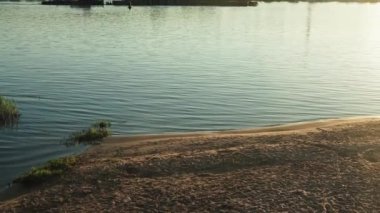 Gün batımından önce uzun köprüsü ve kilise binaları olan geniş nehir Dinyeper manzarasını panoramik olarak çekti. Gemi kargo gemisi denizde ya da okyanusta yelken açıyor. Su taşımacılığı, tatil, doğa, yaz konsepti