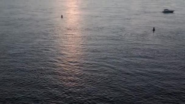 Widok z góry Przenoszenie łodzi rybackich ocean. wieczorna żaglówka motorowa z wędkarzem na rzece Dnipro o zachodzie słońca. krajobraz mostu nad jeziorami w Kijowie Ukraina miasta. transport wodny, podróże — Wideo stockowe