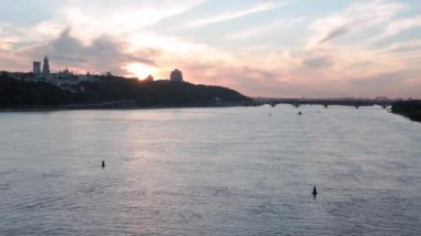 Üst hava manzaralı balıkçı teknesi okyanusu. Akşam Dnipro nehrinde gün batımında balıkçıyla motorlu tekne gezintisi. Kiev Ukrayna 'daki göllerin üzerindeki köprü manzarası. Su taşımacılığı, seyahat