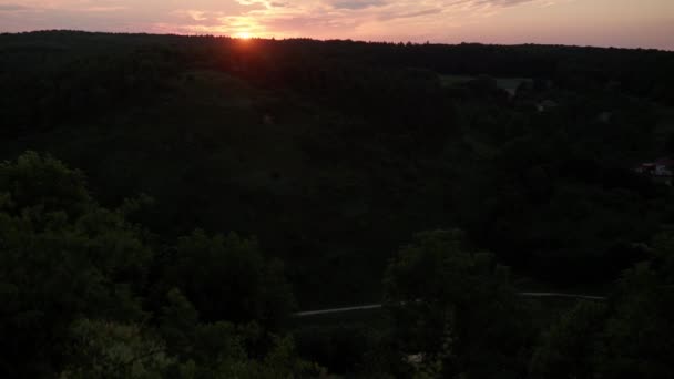 夕日の後の夕方の暗闇の中で岩や太い木と山の谷の風景の鳥の目のパノラマ撮影。自然、環境保護、暑い夏、休暇、旅行のコンセプト — ストック動画