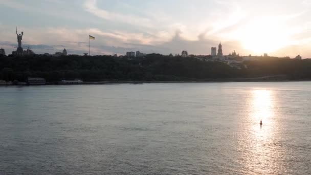 Widok z góry Przenoszenie łodzi rybackich ocean. żaglówka motorowa z wędkarzem na rzece Dnipro o zachodzie słońca. krajobraz mostu nad jeziorami w Kijowie Ukraina miasta. transport wodny, podróże, lato — Wideo stockowe