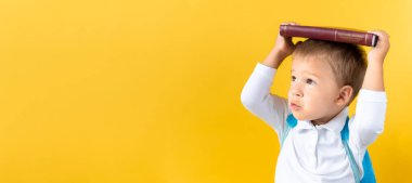 Banner Funny Anaokulu Çocuğu 3-4 yıl Kafa Üzerine Kitap ve Sarı Fotokopi Uzayı Üzerine Poşet. Gülümseyen Çocuk, Anaokuluna geri dön. Başarı, motivasyon, deha, süper kahraman konsepti