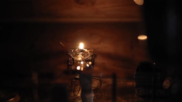 종교, 휴일, 개념 - 매연 이 심하고 먼지가 많은 방에서 창문으로 들어오는 빛을 따라, 샹들리에 (chandelier) 아래의 메뉴라 (menorah) 근처에서 촛불등을 켜고 기독교 정교회 사원의 제단 위에 떨어지는 모습.. — 비디오