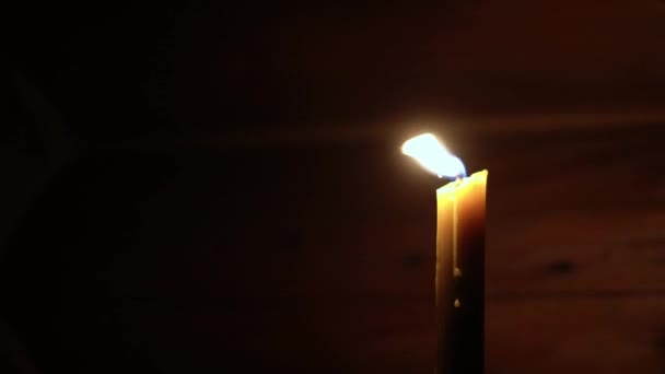 Religión, vacaciones, concepto - Panorámica a lo largo de los rayos de luz de la ventana en la habitación polvorienta ahumado caer en el trono del altar en el templo ortodoxo cristiano con lámpara de vela ardiente cerca de menorah bajo la lámpara de araña. — Vídeo de stock