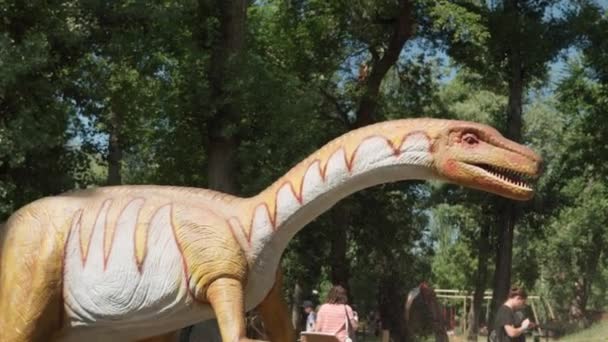 2021.08.12 - Kijev, Ukrajna: Motorizált autentikus méretű dinoszaurusz ragadozó Különböző Mockup a Vidámparkban. Mozgó Modellek Állatok kiállítása Jurassic őskorból Dinoparkban — Stock videók