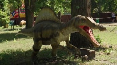 2021.08.12 - Kiev, Ukrayna: Eğlence Ormanı Parkı 'nda Motorize Otantik Büyük Dinozor Avcısı Spinosaurus Mockup. Dinopark 'taki Jurassic Tarih Öncesi Dönemin Hareket Eden Modelleri Sergisi