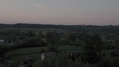 Yüksek hızlı trenin penceresinden manzarası güzel doğa manzarası vahşi arazi ve orman akşam bulutlu gökyüzü günbatımı yaz arkaplanında. Ulaşım, seyahat, demiryolu, iletişim konsepti