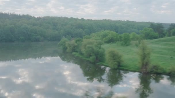 Pohled z okna vysokorychlostní vlak na krajinu krásné přírody řeka z mostu a lesní železnice stopy čisté slunečný den v letním pozadí. Doprava, cestování, železnice, koncept komunikace — Stock video