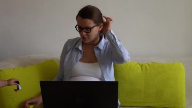 Laptop ve Noutbook 'u olan başarılı ve çalışkan hamile iş kadını. Hamilelik Çalışmalarındaki Genç Ledy evde uzaktan Teknoloji Kullanımı konulu bir konferans veriyor. Annelik izni kavramı