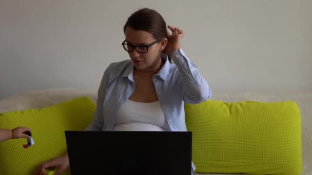 Успешный трудолюбивый Беременная деловая женщина с ноутбуком и Noutbook. Young Ledy In Pregnancy Work проводит онлайн-урок по дистанционному использованию технологий дома. Концепция декретного отпуска — стоковое видео
