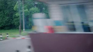 Arabası ve tren rayları temiz, yaz arkaplanında güneşli bir gün olan güzel bir roaa manzarası olan yüksek hızlı trenden manzara. Ulaşım, seyahat, demiryolu, iletişim konsepti