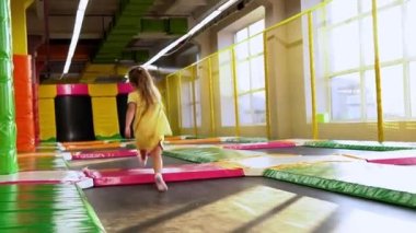 Playroom 'da koşuşturan Küçük, Sevimli Tamirci Kızlar. Çocuklar Trambolinde Atlıyor Çocuk Eğlence Merkezi 'nde. Çocuk parkında eğleniyor. Çocukluk, Geliştirme, Eğlence Konsepti