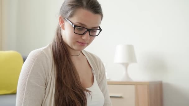 Femme enceinte mignonne Faire un appel vidéo Smartphone Consultation en ligne avec le médecin par téléphone mobile. Jeune Ledy pendant la grossesse amusez-vous passer du temps sur le sol à la maison. Maternité, Médecine Soins de santé Concept — Video