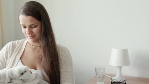 Cute kobiet w ciąży pisanie listy pakowania dla szpitala położniczego Notatnik przygotowuje torbę. Młody Ledy w ciąży baw się dobrze spędzając czas na żółtej, szarej kanapie w domu. Macierzyństwo, medycyna Koncepcja opieki zdrowotnej — Wideo stockowe