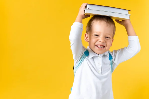 班纳有趣的学龄前儿童3-4岁，头书包黄色背景复制空间。快乐微笑的孩子回到学校，幼儿园。成功、动力、天才、超级英雄的概念 — 图库照片
